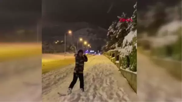 Denizli'de sokak arasında snowboard ve kayak