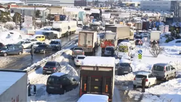 HADIMKÖY'DE YOLLARA BIRAKILAN ARAÇLAR NEDENİYLE TRAFİK DURMA NOKTASINA GELDİ