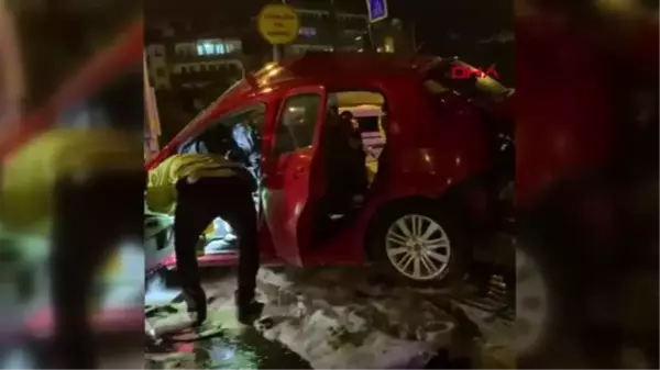 Son dakika haberi! KIRMIZI IŞIKTA GEÇEN OTOMOBİL PİKABA ÇARPTI; 3 ÖLÜ, 1 YARALI -EK