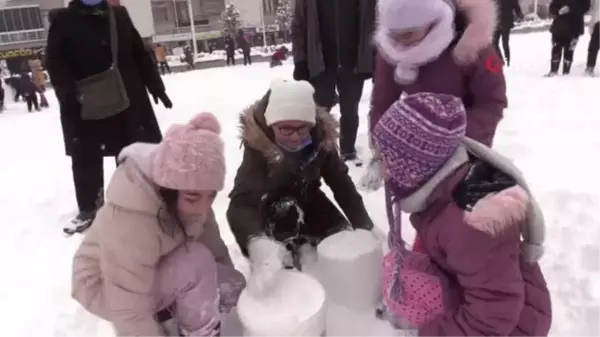 Konya'da çocuklara kartopu oynama ve kardan adam etkinliği