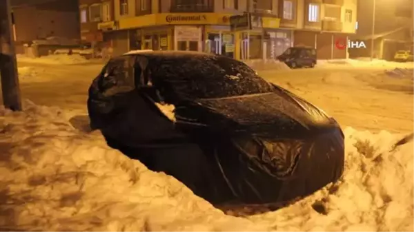 Ağrı'da araçlara naylon ve battaniye ile koruma