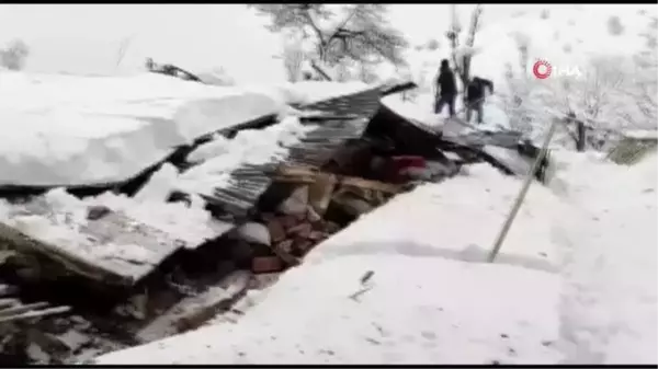 Elazığ'da yoğun kar yağışı nedeni ile 3 evin çatısı çöktü