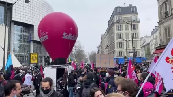 Fransa'da maaşlara zam talebiyle gösteriler düzenlendi