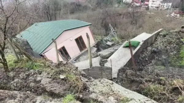 Ortahisar'da meydana gelen heyelanda bir ev yıkıldı