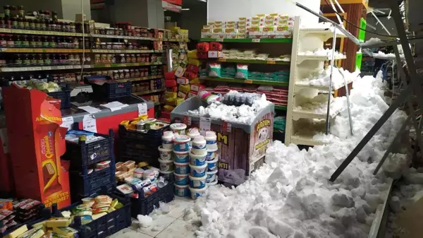 Sakarya'da faciadan dönüldü: Marketin sundurması kara dayanamayarak çöktü