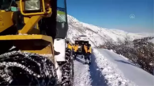 Ekipler yolu kapanan köylerdeki hastaların imdadına yetişti