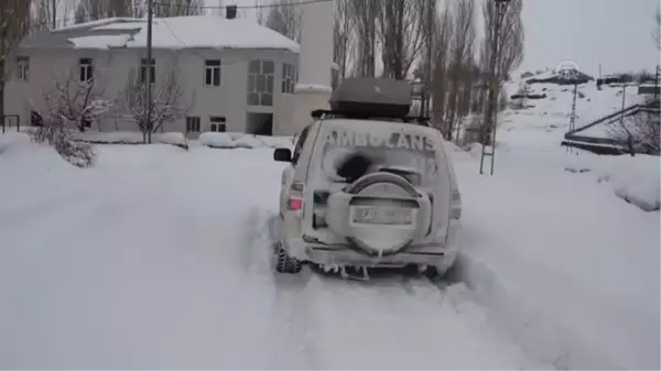 Son dakika haberi! Karlı yolları aşan ekipler hastaları hastaneye ulaştırdı