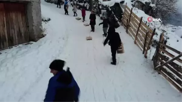 Köy muhtarı çocukları mutlu etmek için onlara kendi elleriyle kızak yaptı