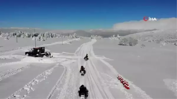 Uludağ'ın karda gidilmeyen yerlerini kar motoruyla keşfediyorlar