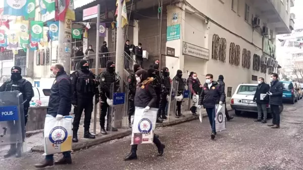 Teröristlere saygı duruşunda bulunan DBP Diyarbakır İl Başkanı Seval Gülmez gözaltına alındı