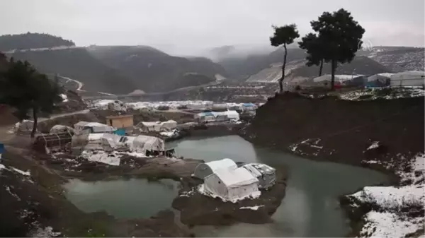 İdlib'deki kamplarda siviller geceleri ısınmak için kıyafetlerini yakıyor (2)