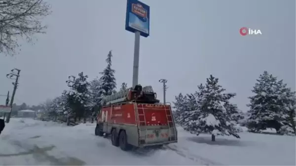 Reklam tabelasında mahsur kalan kediyi itfaiye kurtardı