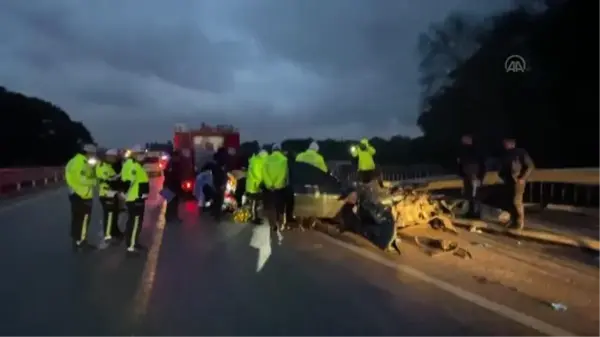 Bariyerlere çarpan otomobildeki bir kişi öldü, iki kişi yaralandı