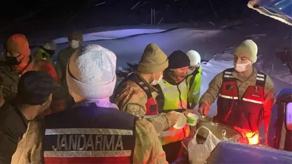 Kara yolunun açılmasını bekleyenlere çorba ikram edildi