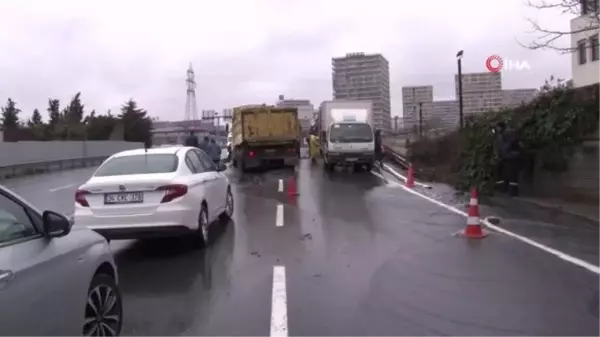 Bahçelievler'de su hattı patladı, trafik metrelerce uzandı