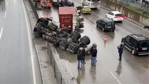 DEVRİLEN TIR'IN ÖNÜNDE SELFİE YAPTI