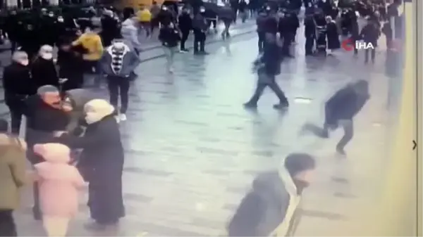 Son dakika haber | İstiklal Caddesi'nde parfümcü terörü: Turisti tekmeleyip başında şişe parçaladılar