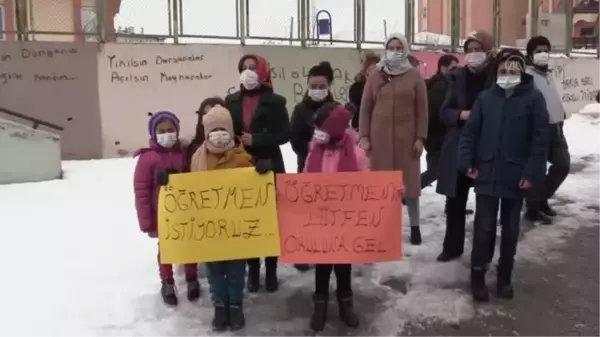 Öğrenci ve veliler öğretmenlerin göreve başlamamasını protesto etti