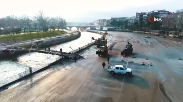 Biga'daki taşkın hasarı gün ağarınca ortaya çıktı