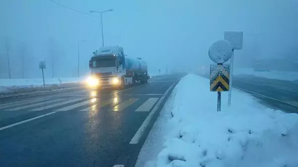 Bolu Dağı'nda hafif kar ve sis etkili oluyor