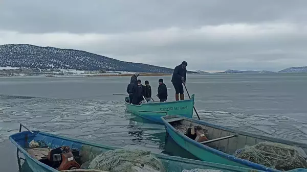 Mada Adası sakinleri buz tutan gölü geçerek ihtiyaçlarını karşılıyor