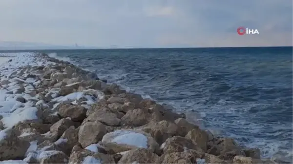 Fırtına hayatı olumsuz etkiledi, dev dalgalar Van Gölü sahilini dövdü