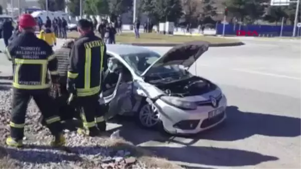 Son Dakika | GEDİZ'DE AMBULANS İLE İKİ ARAÇ ÇARPIŞTI 10 YARALI