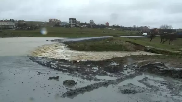 Arnavutköy'de dere taştı...Yol kullanılamaz hale geldi, ahırları su bastı