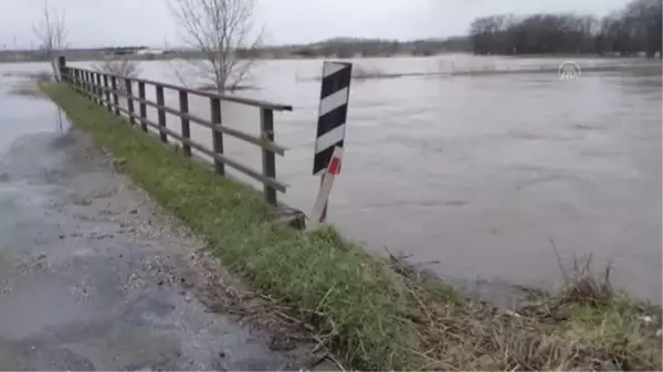 KIRKLARELİ - Ergene Nehri taştı, Lüleburgaz'da köy yolu ulaşıma kapandı