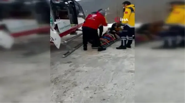 Kar nedeniyle mahsur kalan 81 yaşındaki hasta için hava ambulansı köye indi