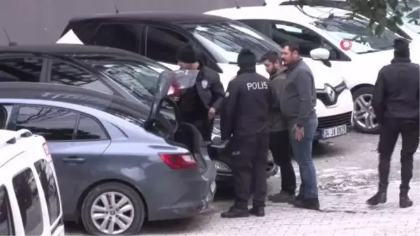 Yenibosna'da hareketli dakikalar... Şüpheli araçtan polise ateş açıldı