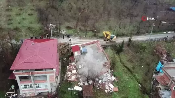 Ordu'da heyelan riski taşıyan 14 binanın yıkımı başladı