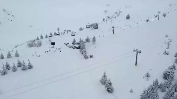 Kar kalınlığının 2 metreye ulaştığı Davraz'da kayak sezonunun uzaması bekleniyor