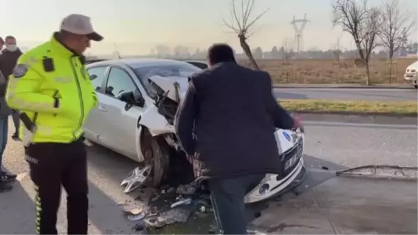 Son dakika haber... Otomobilin çöp kamyonuna çarptığı kazada 2 kişi yaralandı