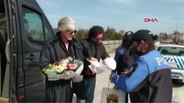 UŞAK'TA UYGULAMA NOKTASINDA DURDURULAN UYGUR KARDEŞLERE POLİSTEN SÜRPRİZ