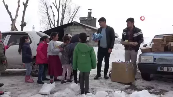 Muş'ta hayırsever gençler köy çocuklarını pizzayla tanıştırdı