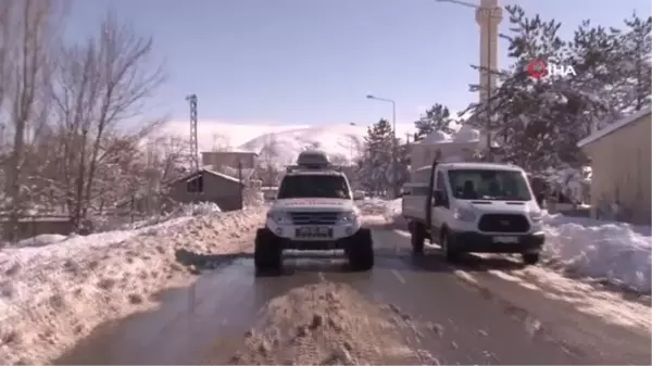 Son dakika: Karlı dağ yollarını aşan sağlık ekipleri, diyaliz hastasını hastaneye ulaştırdı