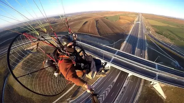 2 saatlik paramotor uçuşuyla Tekirdağ-Çanakkale Otoyolu'nun son halini görüntüledi