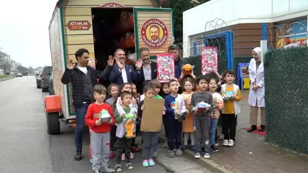 Onu görünce çocukların yüzünde gülücükler açıyor