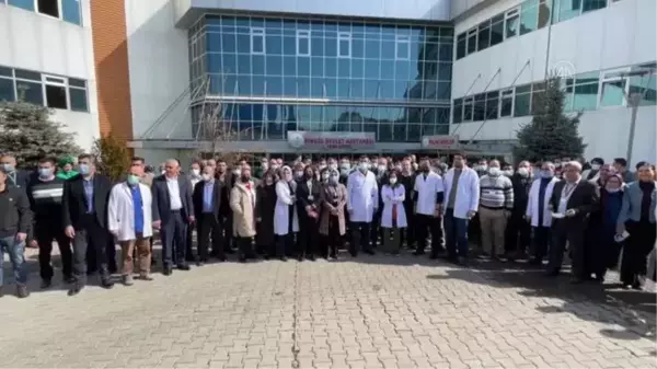 Bir hasta ve yakını, muayenenin geciktiği iddiasıyla doktoru darbetti