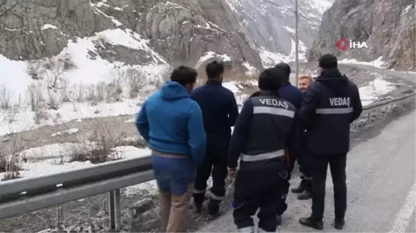 VEDAŞ ekiplerinin zorlu mesaisi... Rafting botuyla elektrik arızalarını gideriyorlar