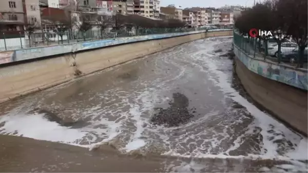 Oltu Çayı'nda akan köpük ve gelen kötü koku çevredekileri rahatsız ediyor