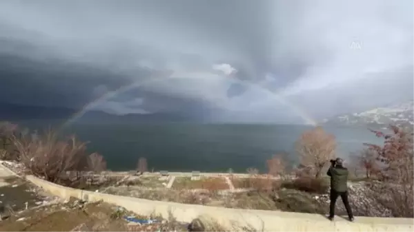 Sağanak sonrası Hazar Gölü'nün üzerinde gökkuşağı oluştu