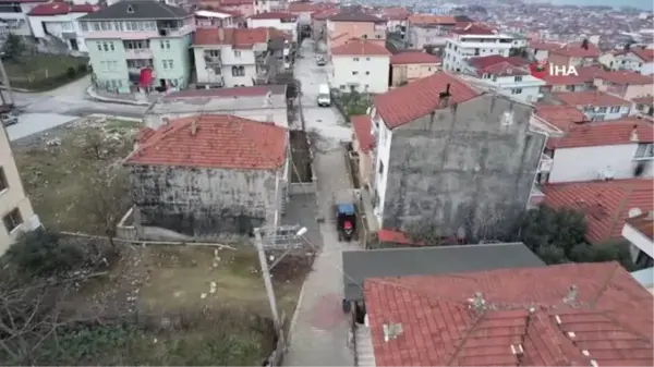 Vatandaşlar çatlayan binalarda korku içinde yaşıyor