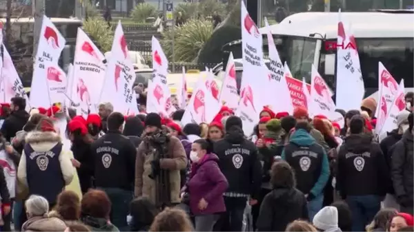 İSTANBUL ? KADIKÖY İSKELESİ'NDE KADINLAR GÜNÜ KUTLAMASI