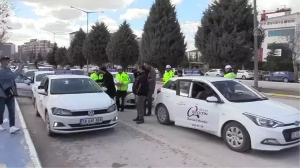 Kadın sürücü adaylarına karanfilli Dünya Kadınlar Günü kutlaması