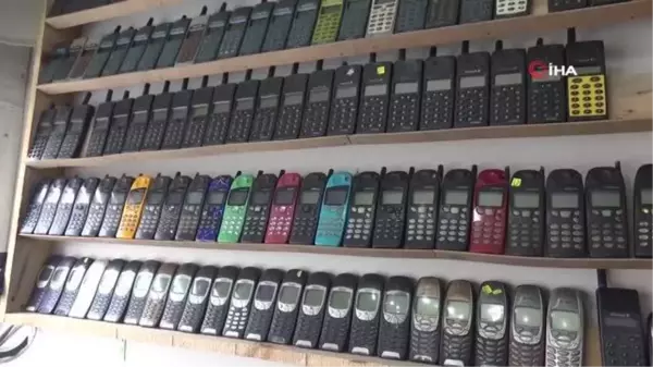 Bu dükkanda akıllı telefona yer yok... Hobi olarak başladığı nostaljik telefon tamirinde taleplere yetişemiyor