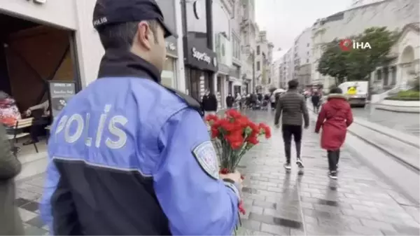 Taksim'de kadınlara karanfil sürprizi, KADES tanıtıldı