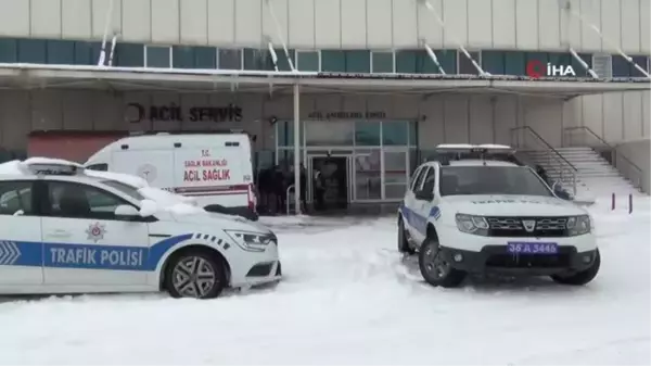 Kars'ta polis çocuğu kurtarmak için kendini aracın önüne attı