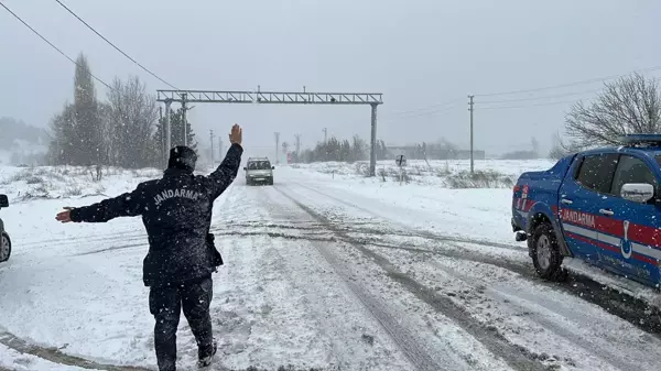 Domaniç Dağı'nda kar nedeniyle ulaşımda aksamalar yaşanıyor